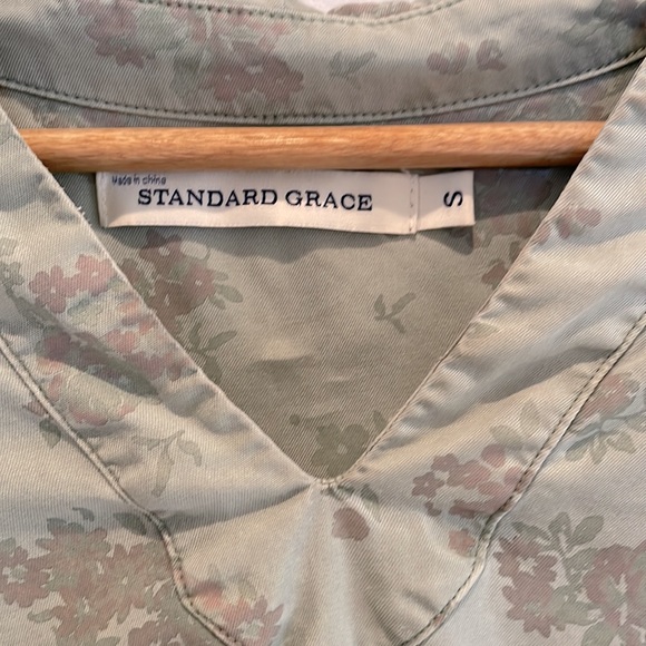 Standard Grace Floral V-Neck Long/Short Sleeve Top. Size S. Colour Olive. - Picture 5 of 6